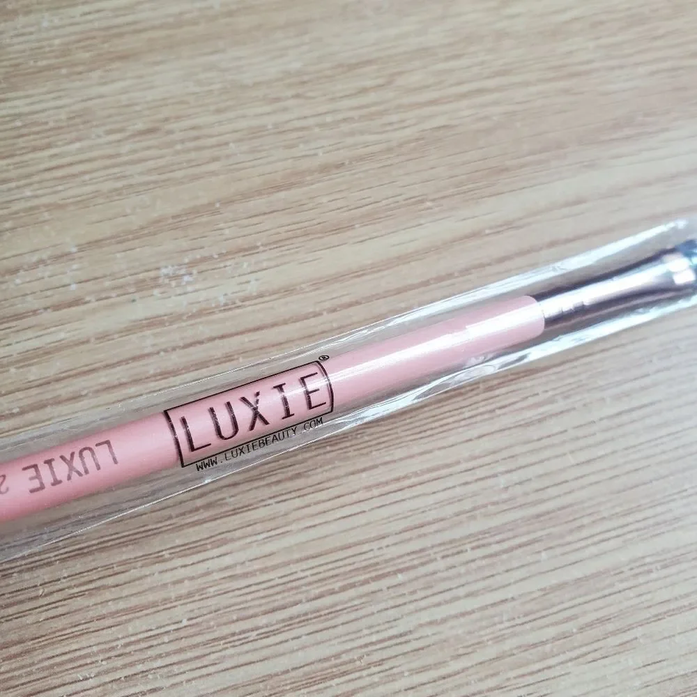 MPrincess Pressed Eyeshadow In Color Biscuit And Luxie 245‎ Small Shader Brush